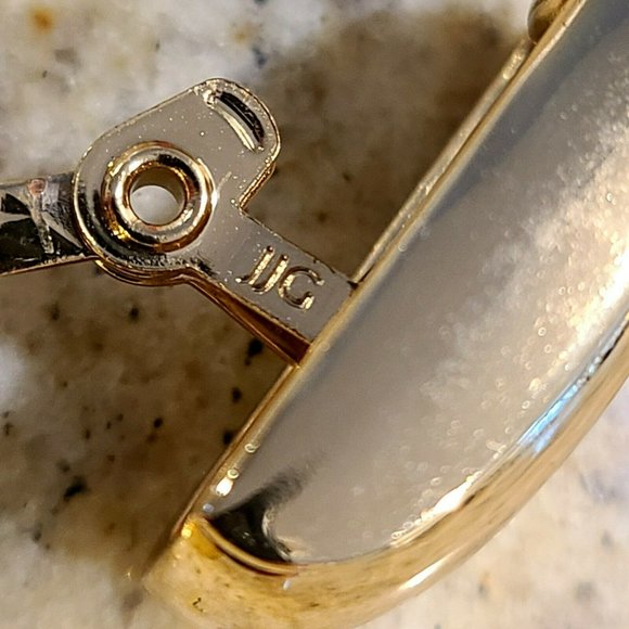 Vintage JJG Jonette Jewelry.Gold Tone Rounded Rectangle Pillow Earrings. Clip on - Picture 3 of 11